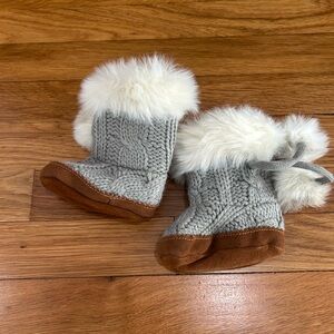 Adorable Knit Booties with Fluffy Trim